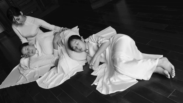Bức ảnh về ca sĩ Trang Nhung-một nhân vật trong sách "Huyền thoại áo dài Việt Nam" cùng hai con gái của chị. Ảnh: Đỗ Lan Hương