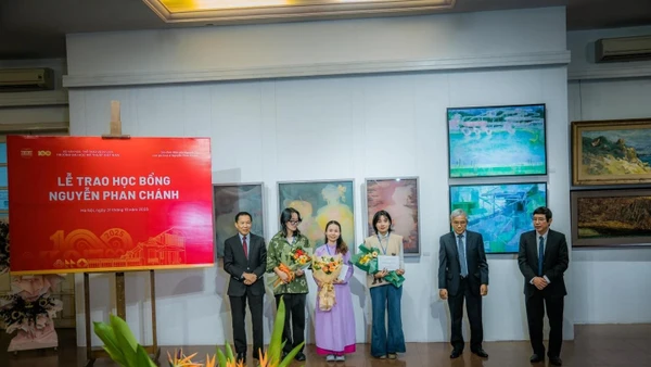 Đại diện hậu duệ danh hoạ Nguyễn Phan Chánh trao những suất học bổng đầu tiên của Quỹ mang tên ông cho sinh viên Trường đại học Mỹ thuật Việt Nam, tháng 10/2025.