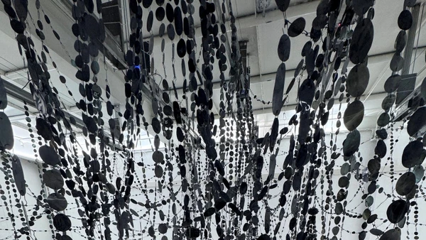 Chi tiết tác phẩm vật lý của Lê Tuấn Ry ở Hà Nội.