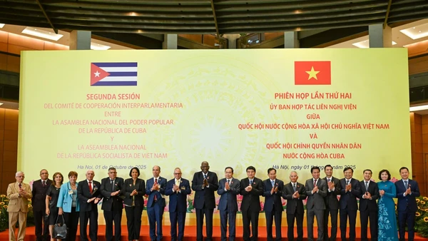 Chủ tịch Quốc hội Việt Nam Trần Thanh Mẫn và Chủ tịch Quốc hội Cuba Esteban Lazo Hernandez với đại biểu hai nước dự phiên họp. (Ảnh DUY LINH)