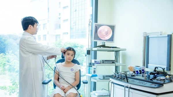 Bác sĩ Trung tâm Tai Mũi Họng, Bệnh viện Đa khoa Tâm Anh, Thành phố Hồ Chí Minh nội soi tai cho bệnh nhi.