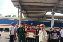 Đồng đội và người thân đón liệt sĩ Phan Thành khi tàu về đến Ga Hà Nội.