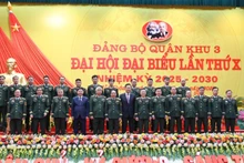 Đại tướng Trịnh Văn Quyết, Bí thư Trung ương Đảng, Ủy viên Thường vụ Quân ủy Trung ương, Chủ nhiệm Tổng cục Chính trị Quân đội nhân dân Việt Nam cùng các đồng chí Ban Chấp hành Đảng bộ Quân khu 3 khóa X, nhiệm kỳ 2025–2030 cùng các đại biểu tại đại hội.