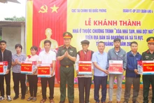 Đại tá Trần Võ An, Phó Chính ủy Đoàn KT-QP 337 và lãnh đạo chính quyền địa phương trao quà cho 6 gia đình.