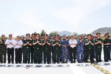 Thượng tướng Nguyễn Văn Nghĩa tặng quà và động viên các lực lượng tham gia luyện tập diễu binh trên biển.