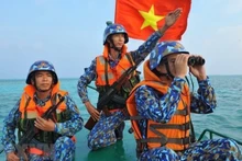 Cán bộ, chiến sĩ Trường Sa chắc tay súng bảo vệ chủ quyền biển, đảo Tổ quốc. (Ảnh: Thế Đại)