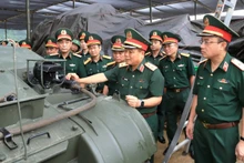 Trung tướng Trần Minh Đức kiểm tra tình trạng xe pháo.