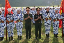 Trung tướng Trương Thiên Tô thăm hỏi lực lượng tham gia diễu binh, diễu hành.