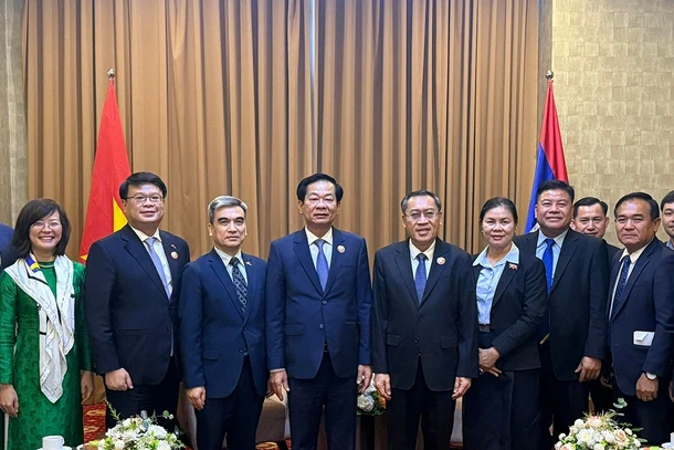 Cuộc gặp song phương giữa Bộ trưởng Lao động và Phúc lợi xã hội Lào Phosay Sayasone và Bộ trưởng Nội vụ Việt Nam Đỗ Thanh Bình tại Vientiane, Lào ngày 2/12/2025. (Ảnh: Moha)