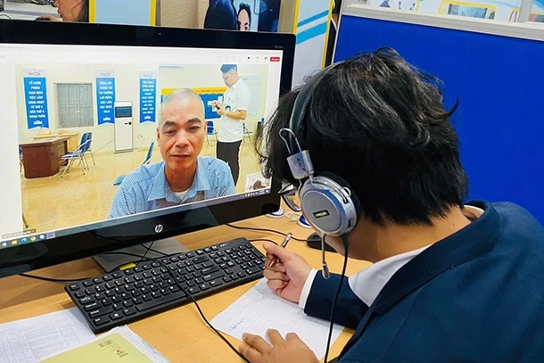 Một phiên giao dịch việc làm trực tuyến tại Trung tâm Dịch vụ việc làm Hà Nội. (Ảnh HCES)