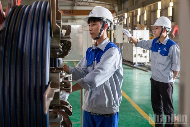 Người lao động ở Công ty Tân Á-Đại Thành. (Ảnh TÙNG NGUYÊN)