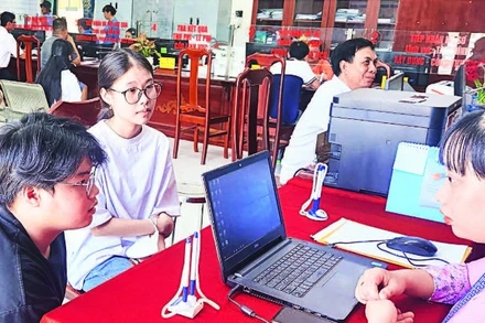 Cán bộ, công chức Trung tâm Phục vụ hành chính công tiếp người dân và doanh nghiệp.