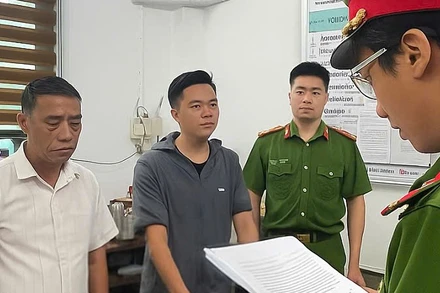 Giám đốc Nguyễn Văn Đây (ngoài cùng bên trái) và kế toán Bùi Yên Khánh (thứ hai từ trái sang).