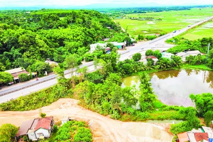 Hồ cá và nhiều nhà dân ở thôn Gia Môn, xã Gio Linh chưa được giải tỏa, gây cản trở tiến độ Dự án đường tránh phía đông thành phố Đông Hà.
