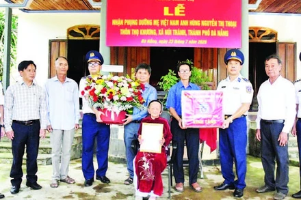 Bộ Tư lệnh Vùng Cảnh sát biển 2 nhận phụng dưỡng Bà mẹ Việt Nam Anh hùng Nguyễn Thị Thoại, thôn Thọ Khương, xã Núi Thành, thành phố Đà Nẵng. (Ảnh NAM TRUNG)