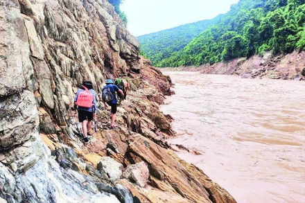 Bộ đội Biên phòng tỉnh Nghệ An cùng chính quyền địa phương hành quân tiếp cận bản Chà Nga, bản xa và khó khăn bậc nhất của xã Mỹ Lý.