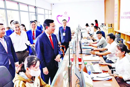 Chủ tịch Ủy ban nhân dân tỉnh Lâm Đồng kiểm tra thực tế tại Trung tâm Phục vụ hành chính công xã Nhân Cơ.