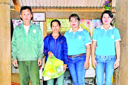Hội Liên hiệp Phụ nữ xã Ia Tơi trao quà cho hộ nghèo.