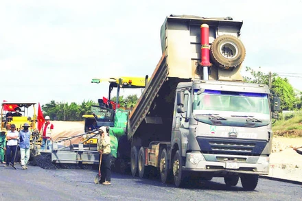Ủy ban nhân dân tỉnh Đắk Lắk chỉ đạo đẩy nhanh tiến độ thi công các dự án giao thông trọng điểm để giải ngân vốn đầu tư công, góp phần tăng trưởng kinh tế.