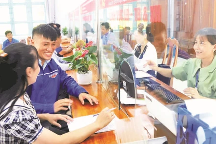 Đoàn viên, thanh niên xã Cát Tiên 3 tận tình hỗ trợ người dân tại Trung tâm Phục vụ hành chính công xã.