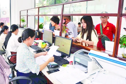 Giải quyết thủ tục hành chính tại Trung tâm Phục vụ hành chính công phường Pleiku.