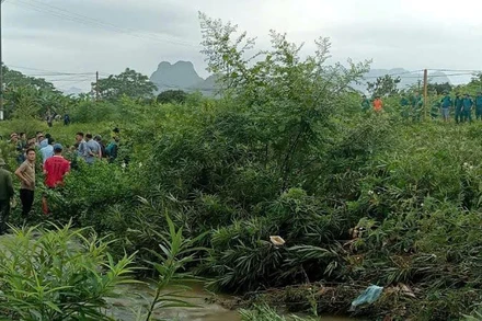 Lực lượng chức năng và nhân dân đang nỗ lực tìm kiếm nạn nhân mất tích.