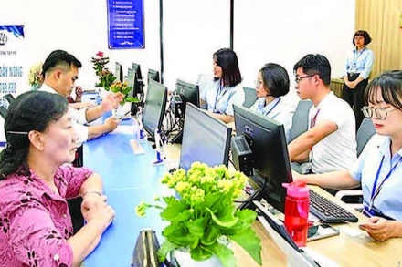 Người dân làm thủ tục hành chính tại điểm phục vụ hành chính công phường Tây Hồ.