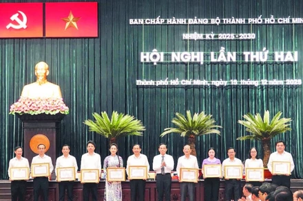 Ban Thường vụ Thành ủy Thành phố Hồ Chí Minh khen thưởng cho các cá nhân có thành tích xuất sắc trong công tác tổ chức Đại hội đại biểu Đảng bộ thành phố lần thứ I, nhiệm kỳ 2025-2030. (Ảnh MẠNH HẢO)