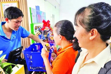 Điểm phúc lợi đoàn viên thuộc Khu chế xuất Linh Trung I có hàng nghìn mặt hàng thiết yếu được bán với mức giá ưu đãi từ 3-30% so với thị trường.