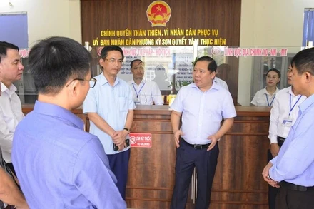 Bí thư Tỉnh ủy Hòa Bình Nguyễn Phi Long (giữa) cùng đoàn công tác kiểm tra tại phường Kỳ Sơn.