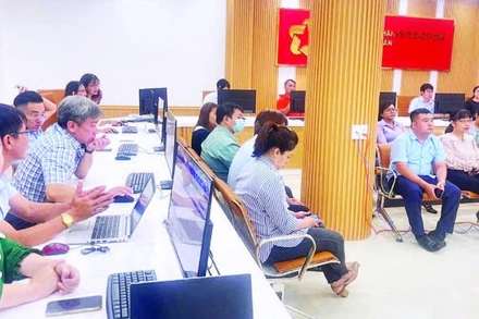 Cán bộ, công chức Ủy ban nhân dân phường Chợ Quán (Thành phố Hồ Chí Minh) tham gia công tác vận hành thử nghiệm mô hình chính quyền địa phương hai cấp sáng 25/6. (Ảnh CTV)