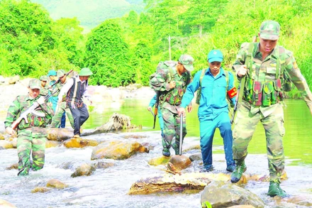 Bộ đội và dân quân tuần tra biên giới Việt-Lào.