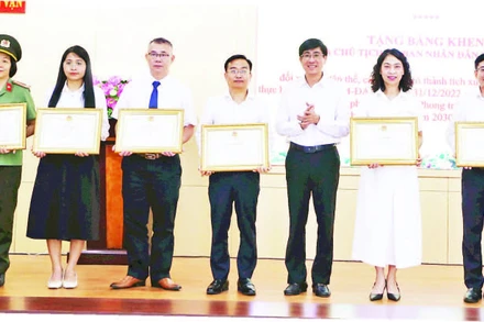 Lãnh đạo thành phố Đà Nẵng trao thưởng các tập thể có thành tích xuất sắc trong triển khai thực hiện Đề án. (Ảnh XUÂN HẬU)