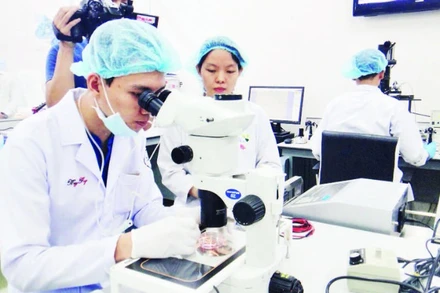 Hoạt động nghiên cứu khoa học và công nghệ tại Đại học Quốc gia Thành phố Hồ Chí Minh.