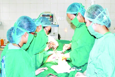 Nhờ tham gia Dự án 585, nhiều bác sĩ ở vùng cao Nghệ An tự tin mổ cấp cứu các ca bệnh khó, giảm áp lực chuyển lên tuyến trên.