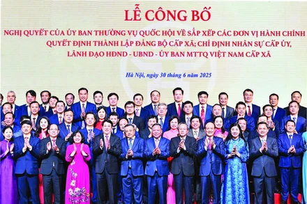 Lãnh đạo Đảng, Nhà nước và Thành ủy Hà Nội chúc mừng các đồng chí cán bộ chủ chốt các xã, phường mới tại Hà Nội.