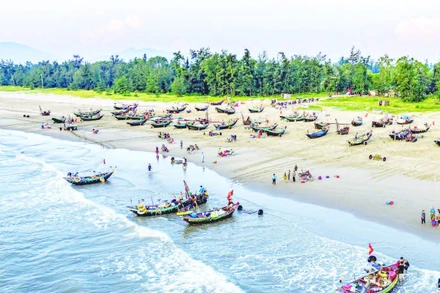 Về với du lịch biển Hà Tĩnh, du khách sẽ được khám phá, trải nghiệm "một ngày làm ngư dân" cùng các tổ du lịch cộng đồng. (Ảnh ĐẬU HÀ)