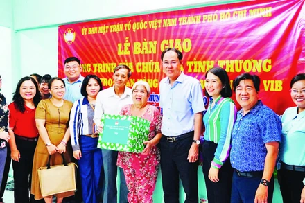 Mặt trận Tổ quốc Thành phố Hồ Chí Minh bàn giao công trình sửa chữa nhà tình thương cho gia đình có hoàn cảnh khó khăn trên địa bàn.