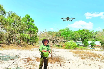 Nhân viên Khu bảo tồn thiên nhiên Tà Kóu bay flycam kiểm tra công tác phòng, chống cháy rừng.