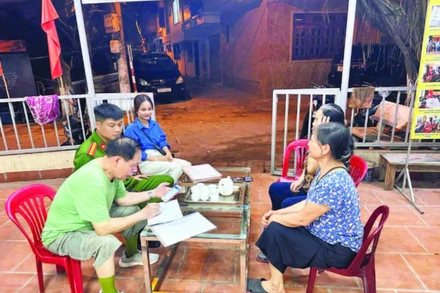 Công an Hà Nội hướng dẫn người dân cài đặt VNeID trên điện thoại.