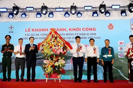 Phó Thủ tướng Chính phủ Mai Văn Chính (thứ 3 từ trái sang) tặng hoa chúc mừng Tập đoàn Điện lực Việt Nam và các đơn vị thi công.