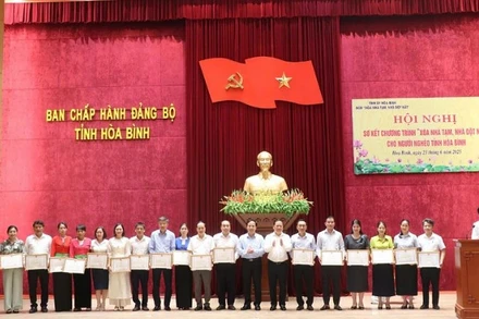 Lãnh đạo tỉnh Hòa Bình trao bằng khen cho đại diện các tập thể có thành tích xuất sắc.