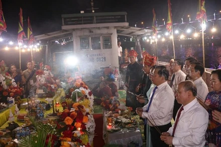 Lãnh đạo tỉnh Hòa Bình dâng hương tại Lễ cầu ngư 2025.