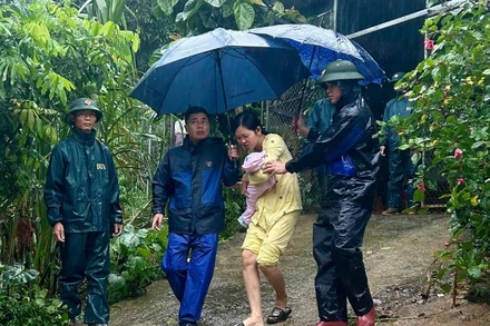 Các cấp chính quyền địa phương xã Cao Phong, tỉnh Phú Thọ nỗ lực giúp người dân đến nơi ở an toàn.