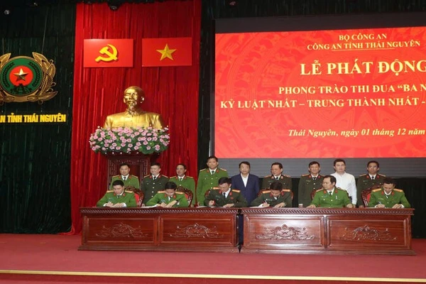 Lãnh đạo công an các đơn vị, địa phương ký giao ước thi đua thực hiện phong trào "Ba nhất".