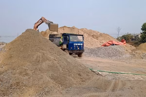 Giá dầu diesel nhiều biến động làm giá cát tăng cao trên địa bàn tỉnh Thái Nguyên.