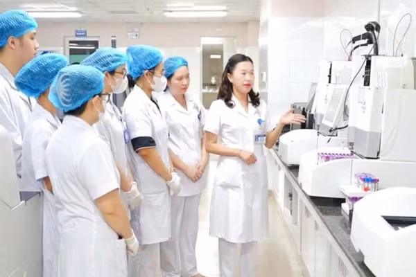 Phó Giáo sư, Tiến sĩ, bác sĩ Lê Thị Hương Lan hướng dẫn cán bộ, nhân viên mới cách vận hành máy xét nghiệm HbA1C.