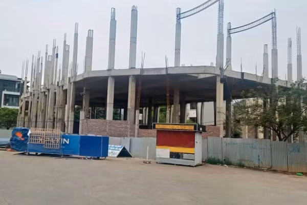 Một tháng sau Tết Bính Ngọ 2026, Tòa nhà Trung tâm tổ chức sự kiện khu đô thị hồ Xương Rồng chưa được thi công trở lại do thiếu nhân công.