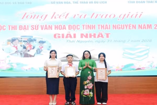 Lãnh đạo Sở Văn hóa, Thể thao và Du lịch tỉnh Thái Nguyên trao giải Nhất cuộc thi cho 3 thí sinh.