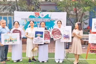 Triển lãm Trang vẽ học sinh với chủ đề sắc màu tại Trường trung học phổ thông Nguyễn Du, giúp các em có thêm cơ hội gắn kết, giao lưu, tương tác với bạn bè, thầy cô giáo nhiều hơn.